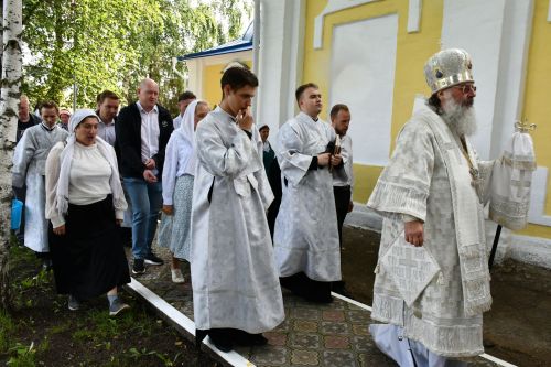 Глава Татарстанской митрополии совершил Божественную литургию в Преображенском храме в селе Большие Кабаны