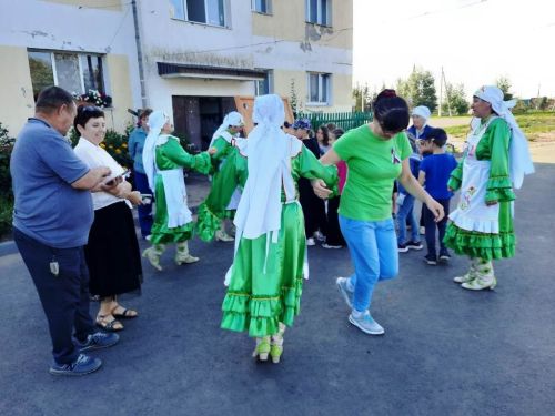 В День  флага России в Атабаево  провели праздник двора
