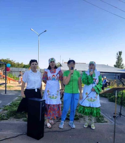 В День  флага России в Атабаево  провели праздник двора