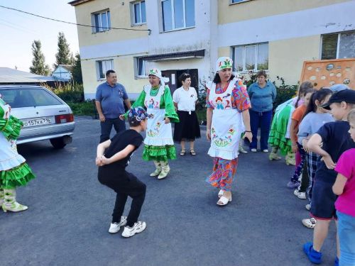 В День  флага России в Атабаево  провели праздник двора