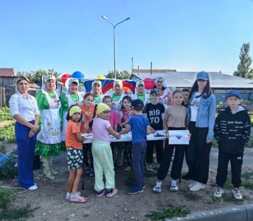 В День  флага России в Атабаево  провели праздник двора