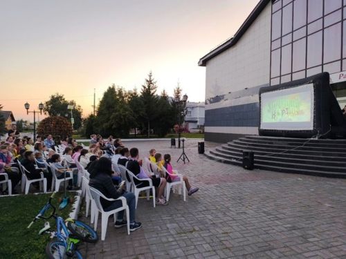 Более 100 человек смотрели фильм под открытым небом
