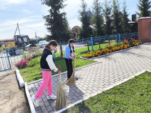 Учащиеся Лаишевского района провели первый субботник в новом учебном году