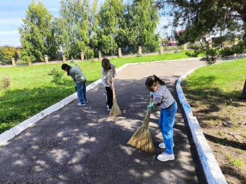 Учащиеся Лаишевского района провели первый субботник в новом учебном году