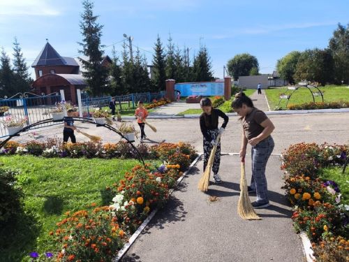 Учащиеся Лаишевского района провели первый субботник в новом учебном году