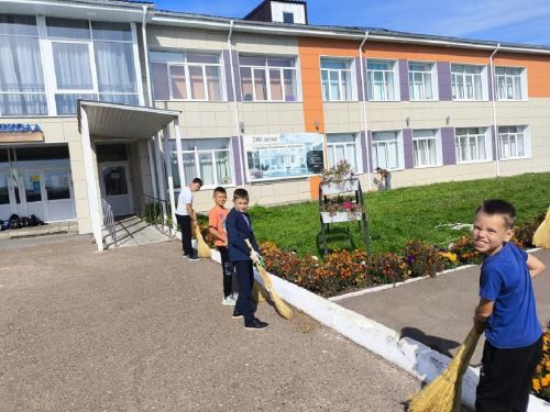 Учащиеся Лаишевского района провели первый субботник в новом учебном году