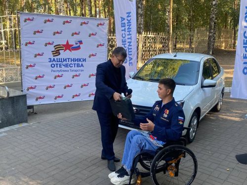 Участнику СВО вручили автомобиль с ручным управлением