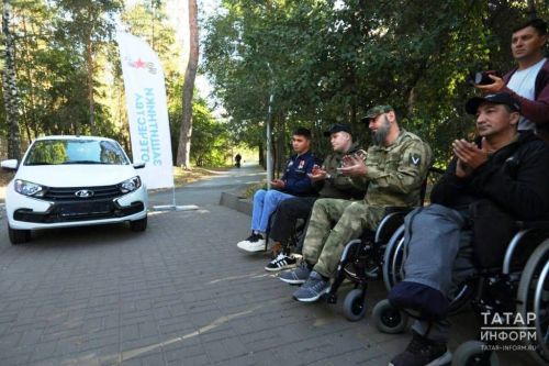 Участнику СВО вручили автомобиль с ручным управлением