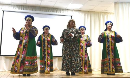 Имәнкискә авылы мәдәният йортында кунакларны тәмле икмәк һәм чәкчәк белән каршы алдылар