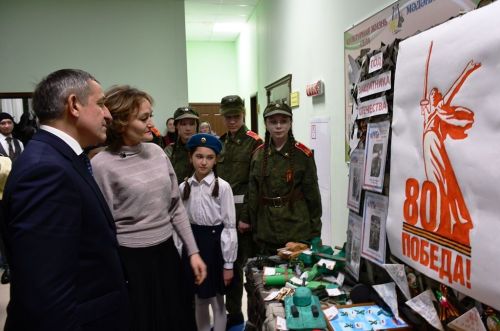 Имәнкискә авылы мәдәният йортында кунакларны тәмле икмәк һәм чәкчәк белән каршы алдылар