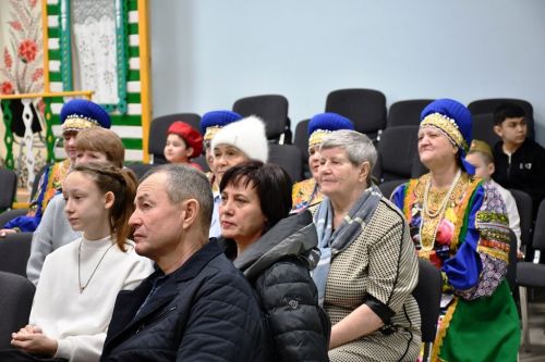 Сдобным караваем и чак-чаком встречали гостей в СДК села Именьково