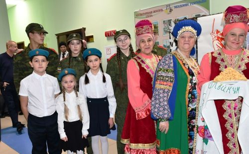 Сдобным караваем и чак-чаком встречали гостей в СДК села Именьково