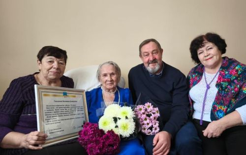 Лаишевские волонтеры поздравили Валентину Снигиреву с юбилеем