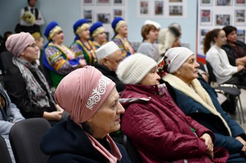 Имәнкискә авылы мәдәният йортында кунакларны тәмле икмәк һәм чәкчәк белән каршы алдылар