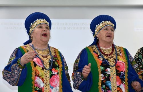Имәнкискә авылы мәдәният йортында кунакларны тәмле икмәк һәм чәкчәк белән каршы алдылар