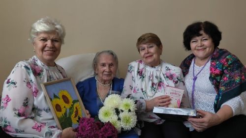 Лаишевские волонтеры поздравили Валентину Снигиреву с юбилеем