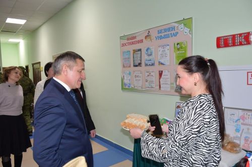 Имәнкискә авылы мәдәният йортында кунакларны тәмле икмәк һәм чәкчәк белән каршы алдылар