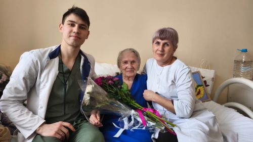 Лаишевские волонтеры поздравили Валентину Снигиреву с юбилеем
