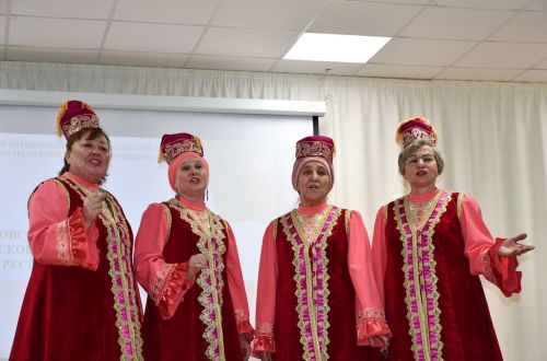 Сдобным караваем и чак-чаком встречали гостей в СДК села Именьково