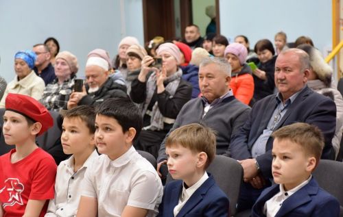 Сдобным караваем и чак-чаком встречали гостей в СДК села Именьково
