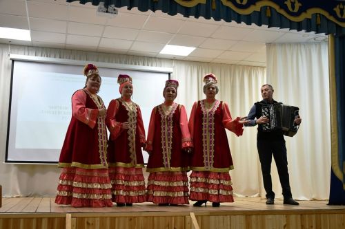 Сдобным караваем и чак-чаком встречали гостей в СДК села Именьково