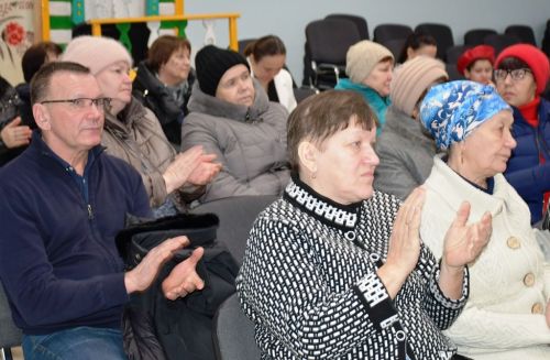 Сдобным караваем и чак-чаком встречали гостей в СДК села Именьково