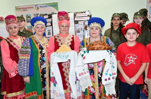 Сдобным караваем и чак-чаком встречали гостей в СДК села Именьково