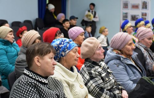 Сдобным караваем и чак-чаком встречали гостей в СДК села Именьково