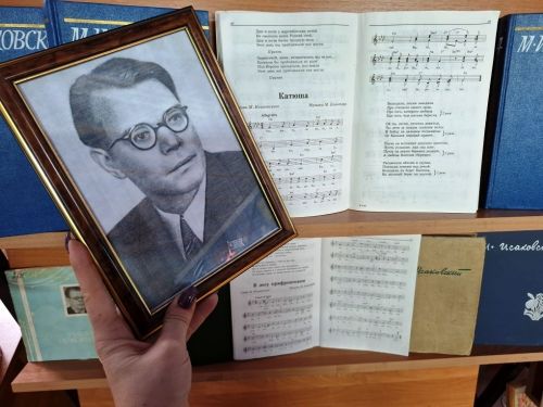В Центральной библиотеке Лаишева оформлена книжная выставка «Жизнь сквозь песенные строки»