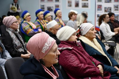 Сдобным караваем и чак-чаком встречали гостей в СДК села Именьково