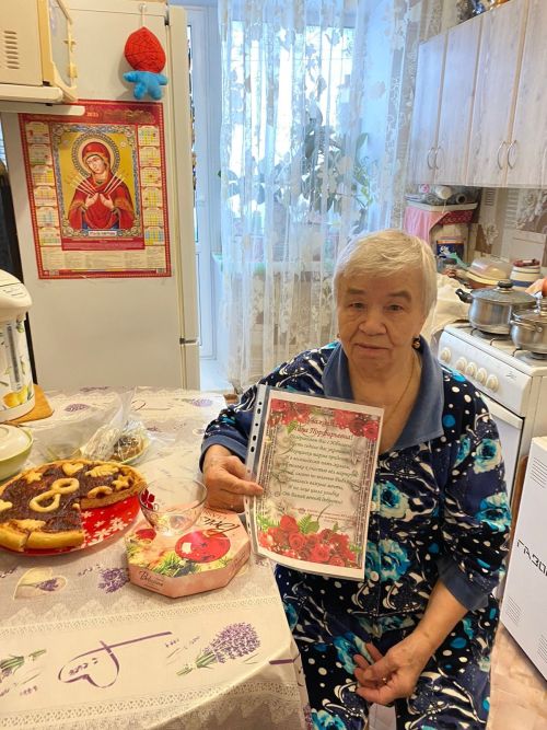 Сотрудники социальной защиты населения поздравили Нину Кириллову с юбилеем