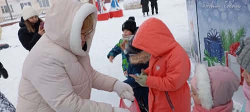 Не пустует в каникулы новый сквер у главной елки Лаишева