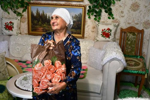 Ветерана редакции газеты поздравили с Днём добра и уважения