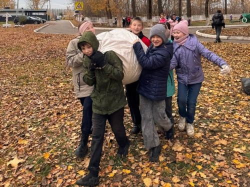 Субботник в Лаишевском районе объединил взрослых и детей