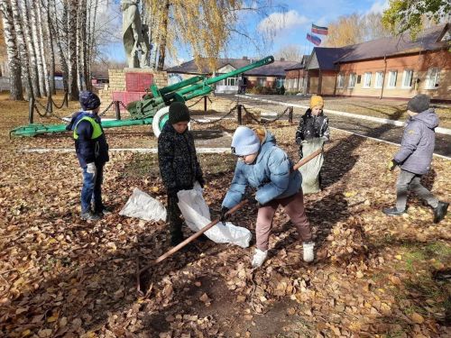 Субботник в Лаишевском районе объединил взрослых и детей