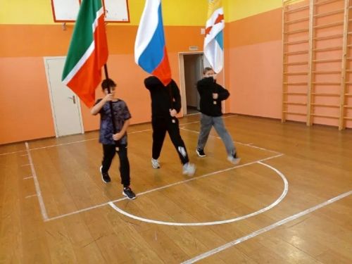 Выставка картин и праздник спорта – каникулы у лаишевских школьников продолжаются