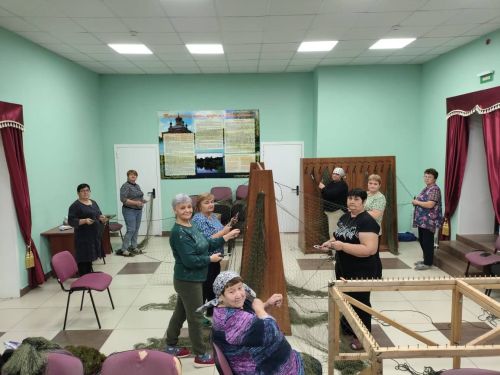 Жители села Ташкирмень активно помогают в изготовлении маскировочных сетей