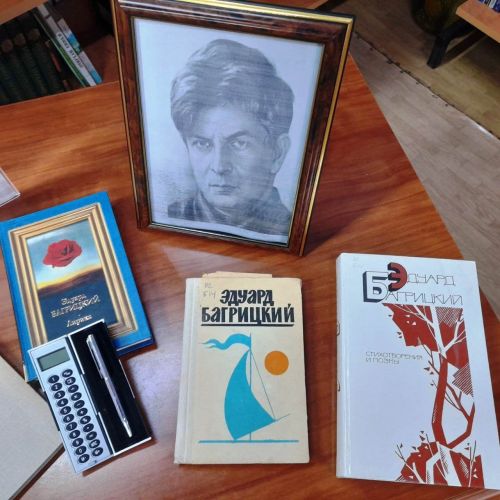 Стартовала книжная выставка «Нас водила молодость»