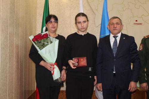 Семьям погибших участников СВО из Лаишевского района вручили ордена Мужества