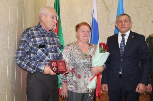 Семьям погибших участников СВО из Лаишевского района вручили ордена Мужества
