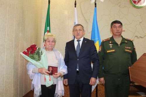 Семьям погибших участников СВО из Лаишевского района вручили ордена Мужества