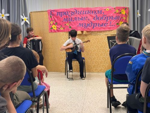 Учителя и ученики Лаишевской школы искусств подарили праздник ко Дню матери