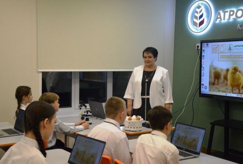 Марат Җәббаров агрокласс партасы артында