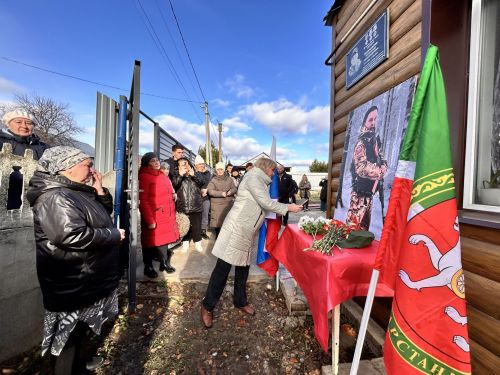 Мемориал открыт: Память о герое СВО Александре Ключникове увековечена