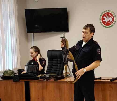 Учащиеся Лаишевской школы №2 почтили память сотрудников органов внутренних дел