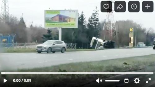 Авария на въезде в Казань: фура перевернулась, образовалась пробка