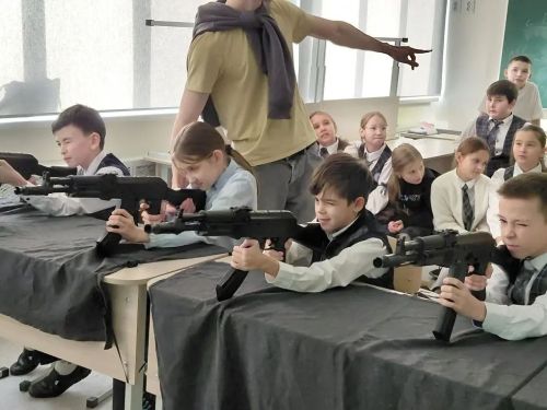 Лицеисты Лаишевского района попробовали свои силы в лазерном тире