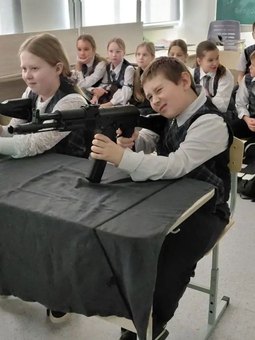 Лицеисты Лаишевского района попробовали свои силы в лазерном тире