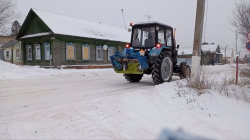 В Лаишево с раннего утра идет борьба со снежными заносами