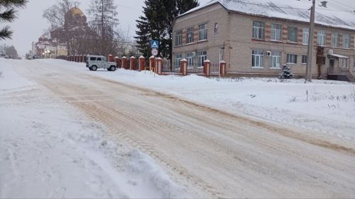 В Лаишево с раннего утра идет борьба со снежными заносами